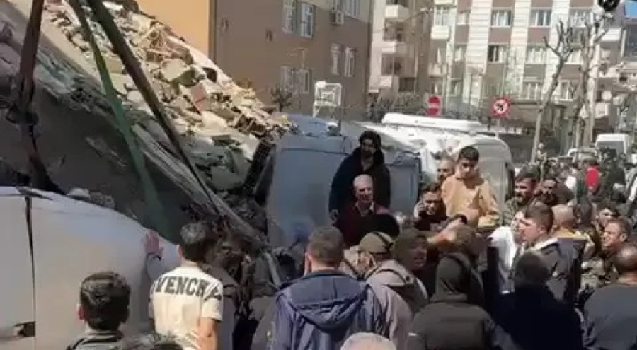 Güngören'de metruk bina çöktü