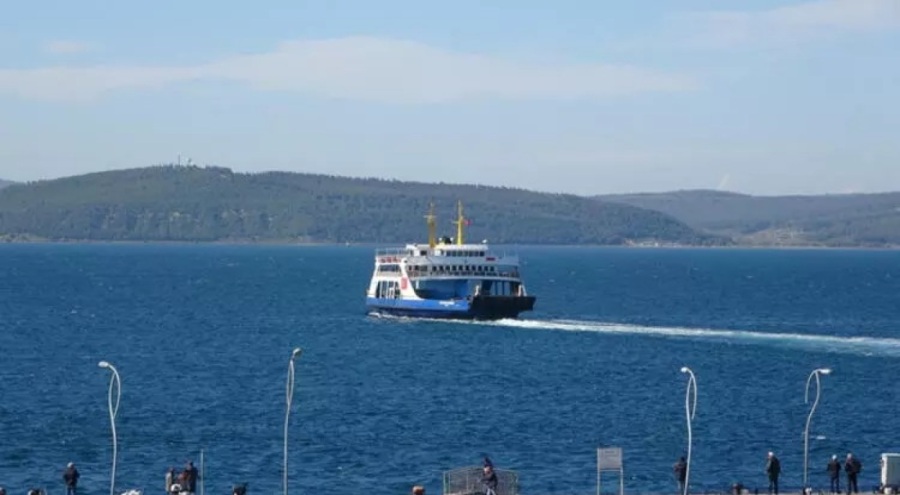 Çanakkale'de feribot seferlerine 'fırtına' engeli