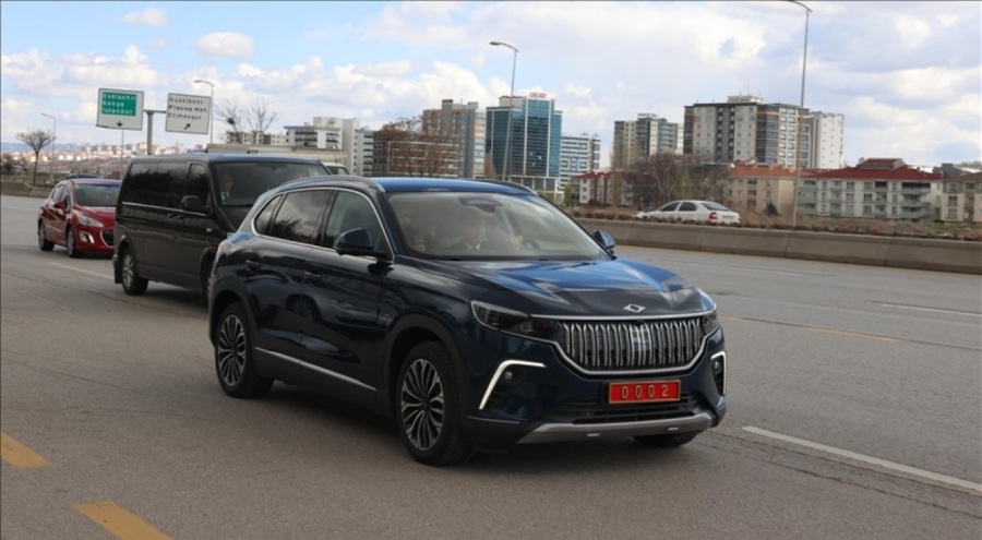 Cumhurbaşkanı Yardımcısı Oktay, Sincan ziyaretine Togg'u kullanarak gitti