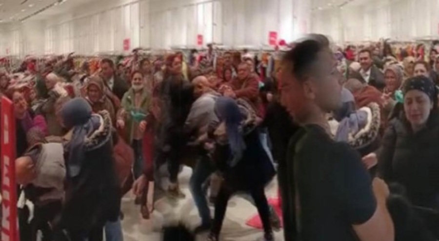 İndirim izdihamı! İndirimli ürünleri vatandaşın üzerine attılar