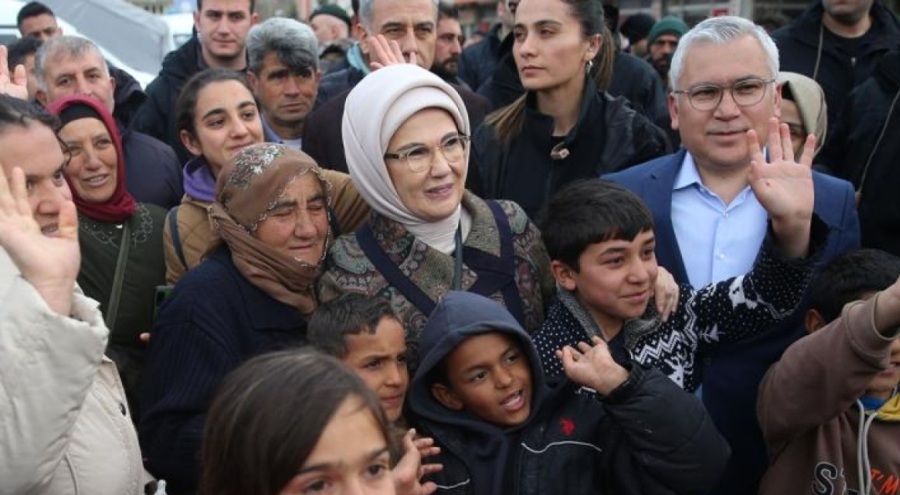 Emine Erdoğan Malatya'da depremzedelerle görüştü