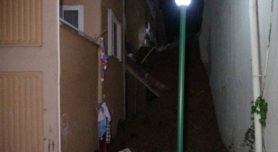 Kocaeli'de istinat duvarı çöktü