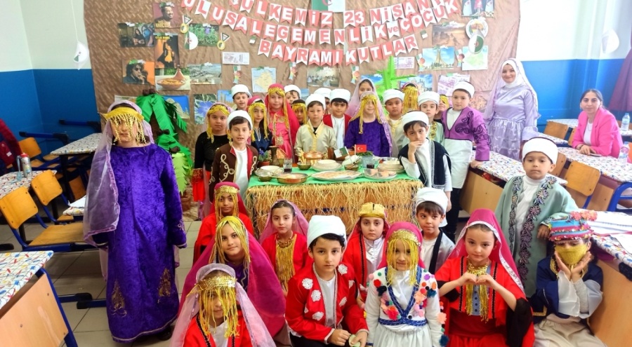 Bursa'da 23 Nisan için ülkeleri okula taşıdılar