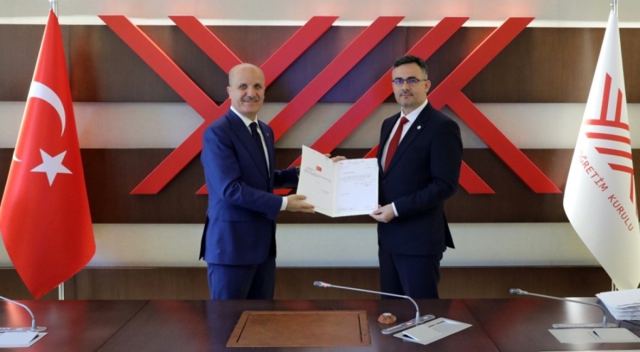 Bursa Teknik Üniversitesi rektörü mazbatasını aldı
