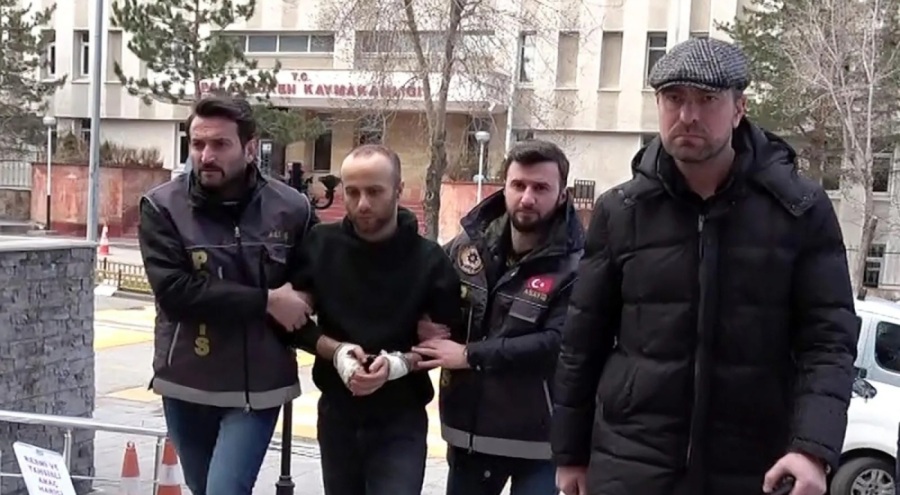 Annesini öldürüp babasını ağır yaralayan adam: Gizemli bir iş ses yapmamı söyledi