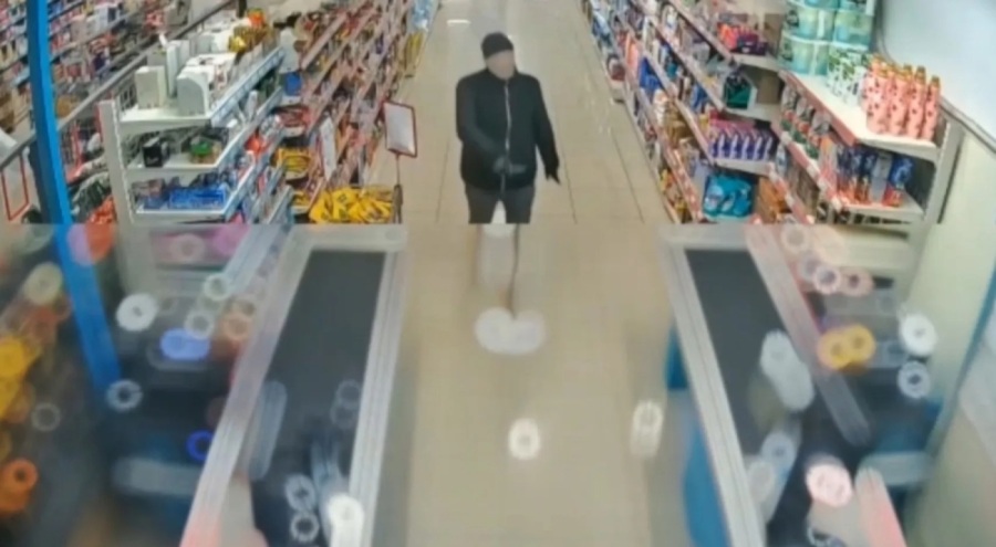 Kadın çorabı ve bıçak ile market soygunu!