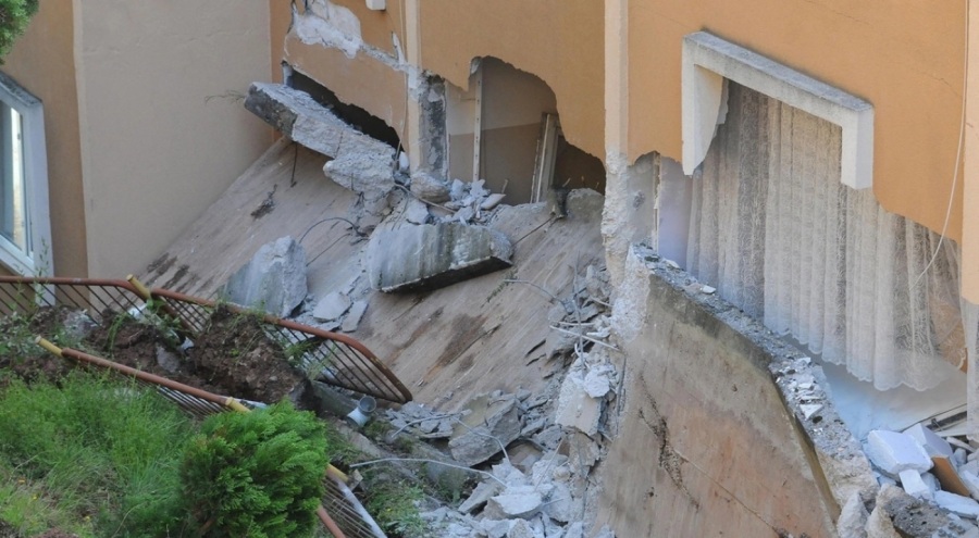 İzmit'te istinat duvarı çöktü: 4 apartman tahliye edildi