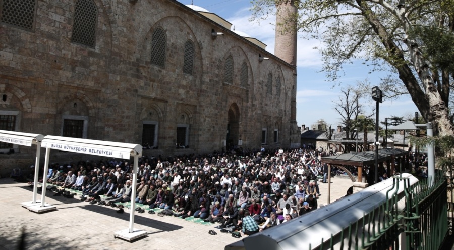 Ramazan ayının son cuma namazı Bursa Ulucami'de yoğunluk