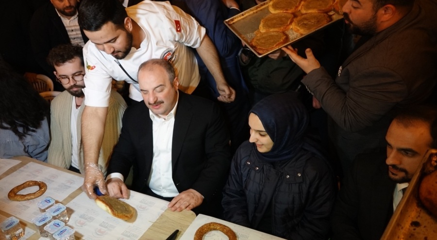 Bakan Varank Bursa'da sahurda gençlerle buluştu