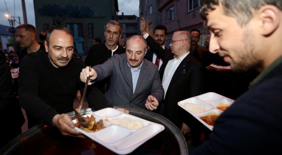 Sanayi ve Teknoloji Bakanı Varank Bursa'da sokak iftarına katıldı