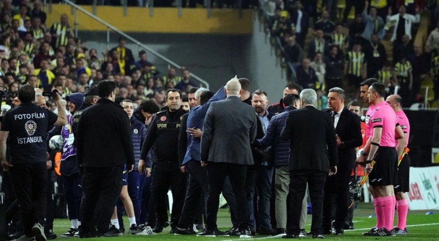 Fenerbahçeli yöneticiler Atilla Karaoğlan'a tepki gösterdi