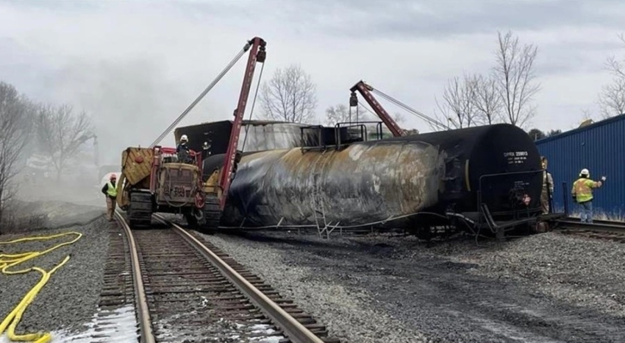 ABD'de tehlikeli madde taşıyan bir tren raydan çıktı!