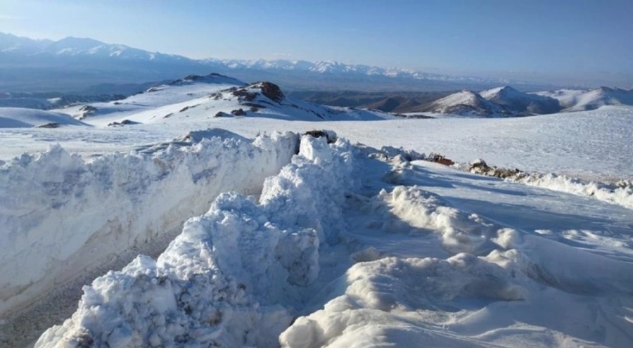 Van'ın İran sınırında kar 5 metreyi aştı