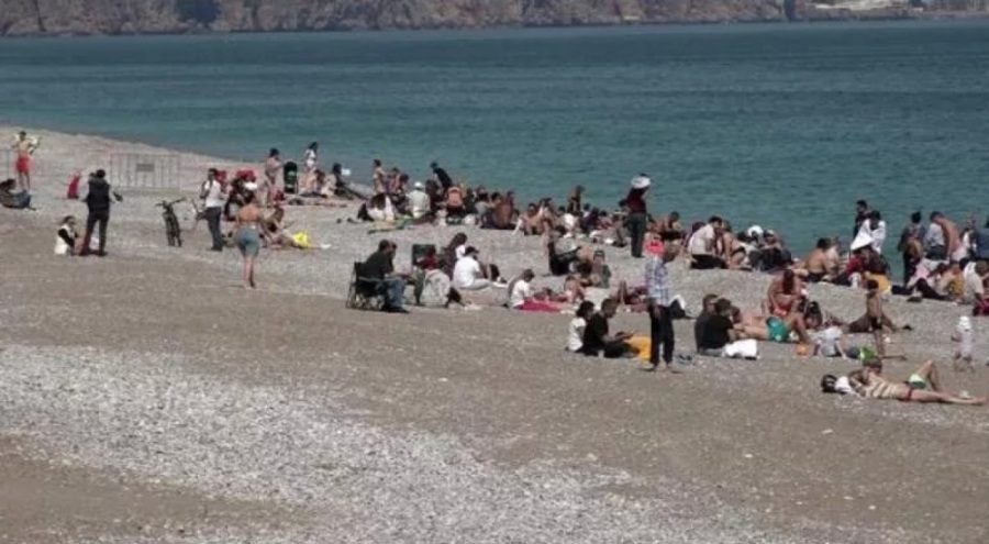 Konyaaltı sahili doldu taştı