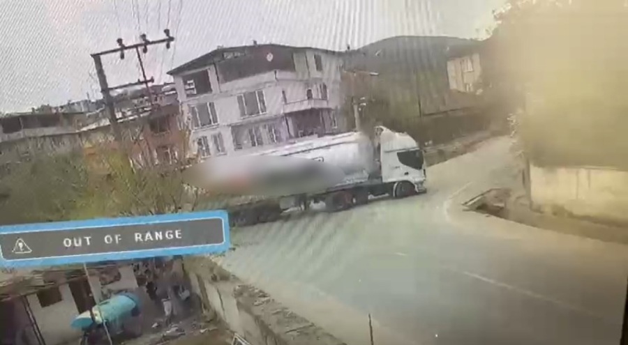 Bursa'da yem yüklü tır devrildi