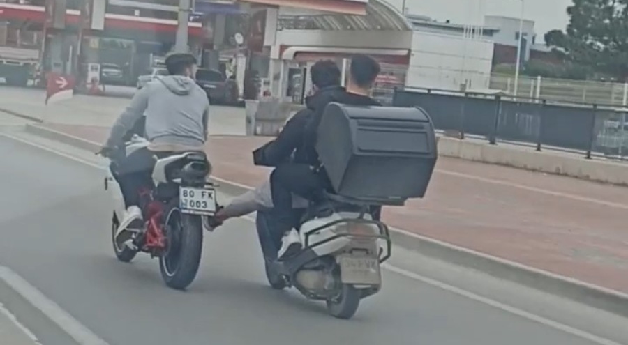 Bursa'da bozulan motosikleti ayaklarıyla destek olup ittiler