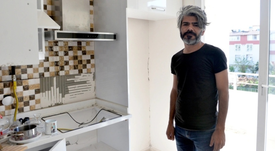 Ağır hasarlı evinden eşyaları çalınan öğretmen hayatının şokunu yaşadı