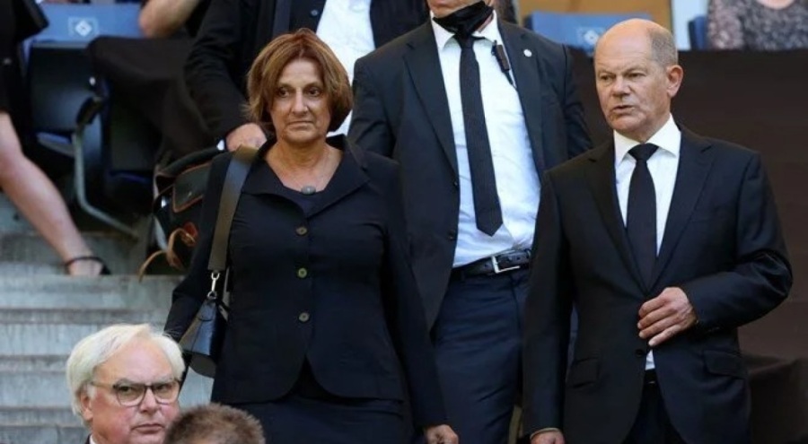 Almanya Başbakanı'nın eşi görevinden istifa etti