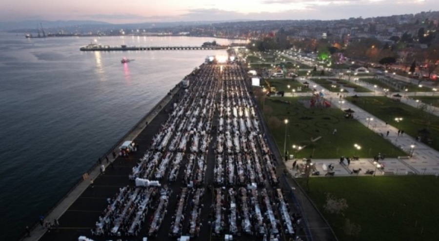 Tekirdağ'da 10 bin kişilik dev iftar sofrası kuruldu