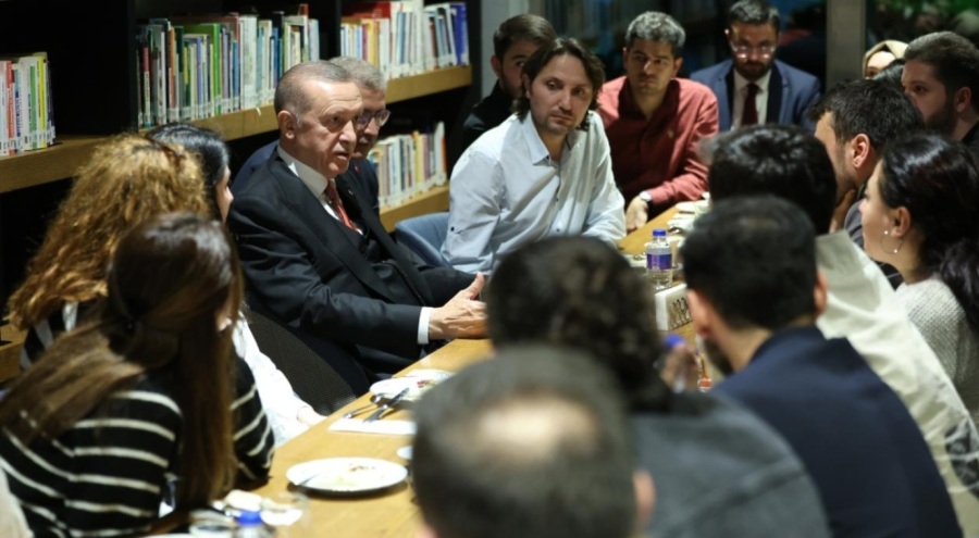 Erdoğan, Üsküdar'da gençlerle sohbet etti
