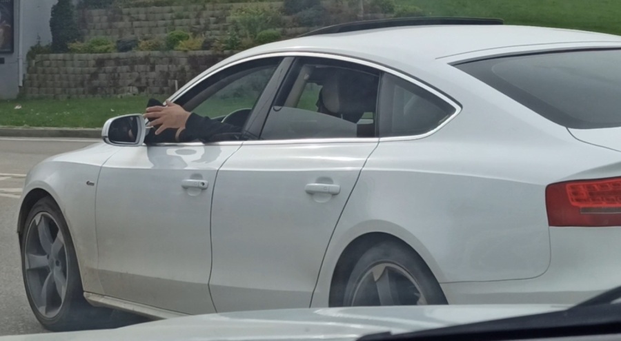 Bursa'da otomobili camdan ayağını çıkararak kullandı