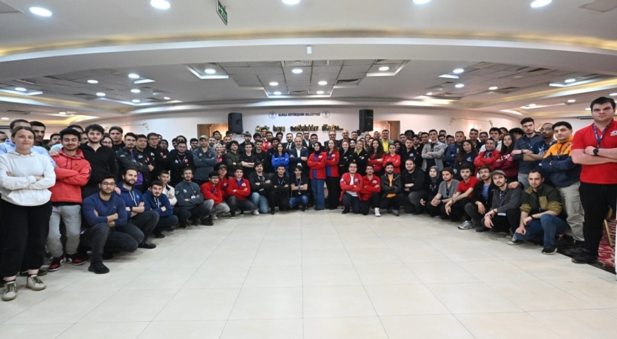 Bursa Büyükşehir Belediye Başkanı yarışmaya katılan gençlerle iftarda buluştu