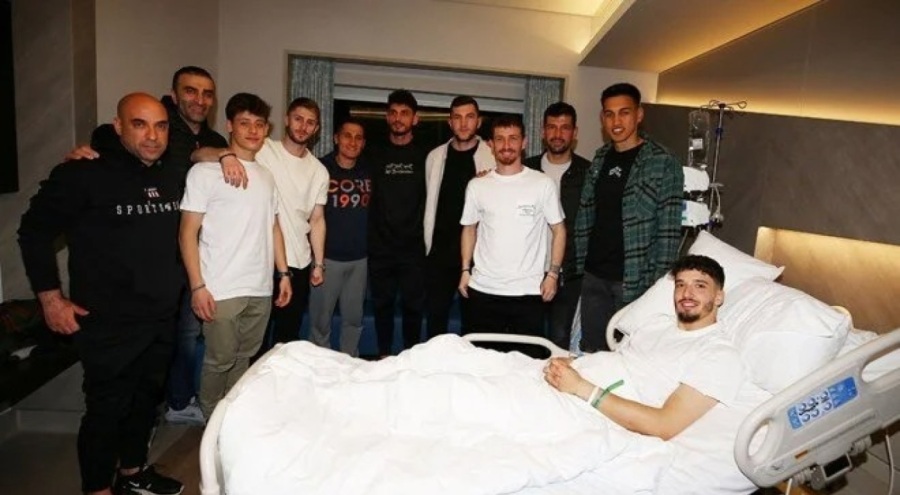 Fenerbahçeli futbolculardan Altay Bayındır'a ziyaret