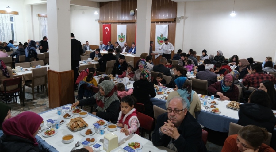 Bursa Orhaneli Belediye Başkanı Aykurt depremzedelerle iftar yaptı