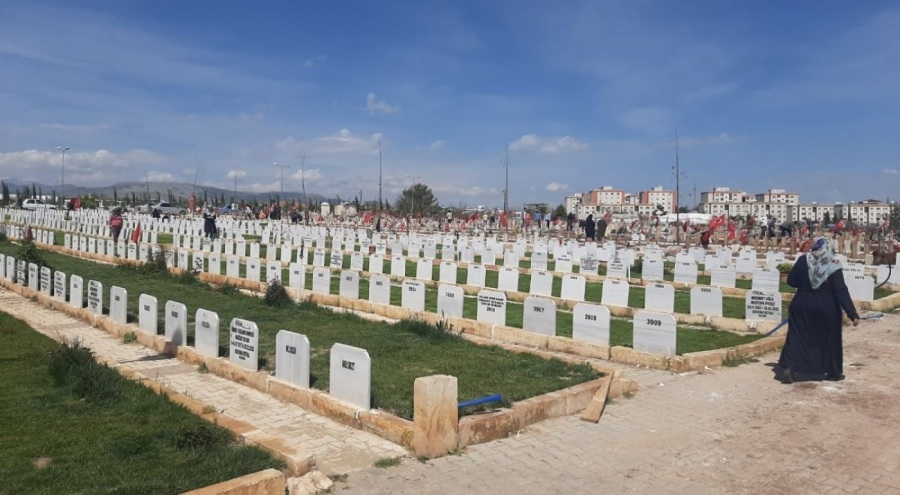 Adıyaman'da depremzedelerin mezarları düzenleniyor