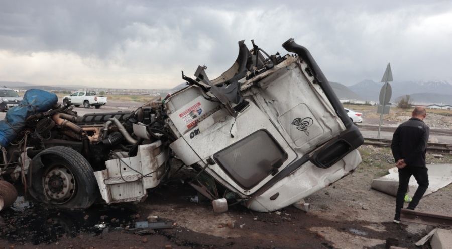 TIR'a lokomotif çarptı