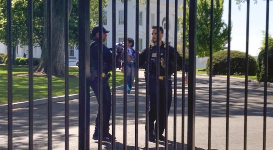 Beyaz Saray'ın çitlerinden geçen bebek paniğe neden oldu