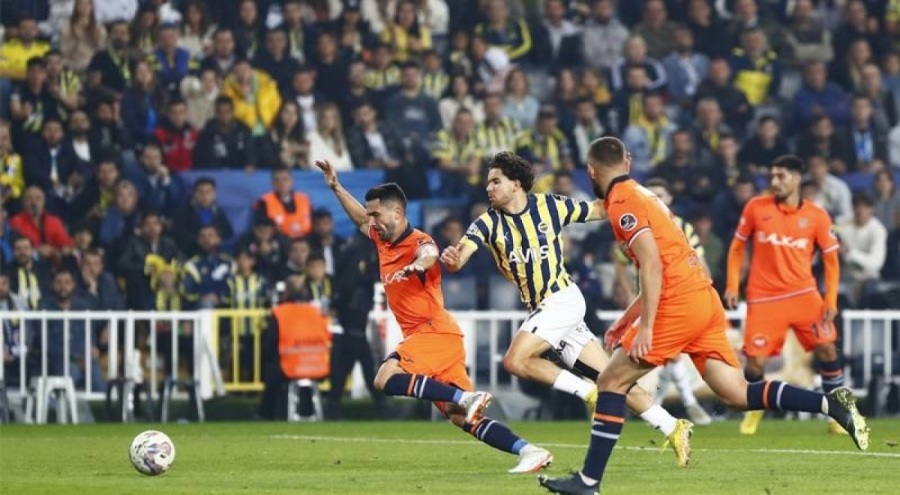 Başakşehir Fenerbahçe'yi ağırlıyor