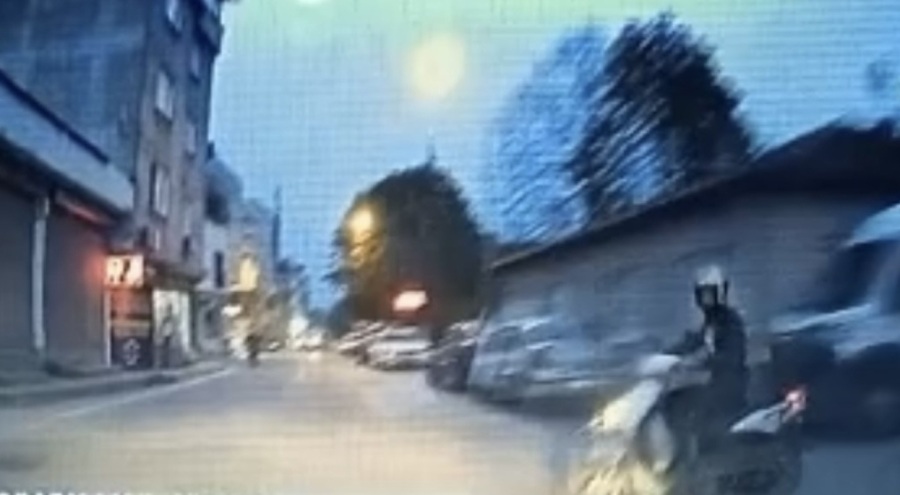 Bursa'da otomobil, motosikletli sürücüye çarpıp savurdu