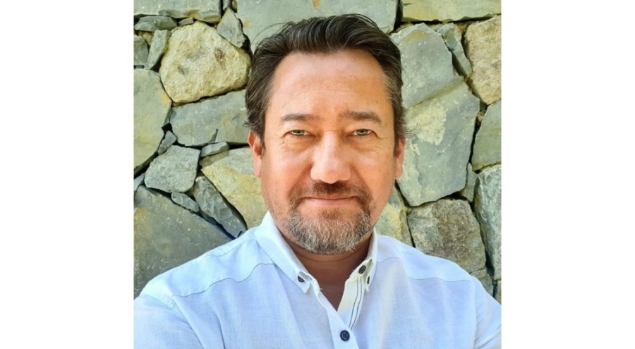 Gazeteci Serdar Akinan gözaltına alındığını duyurdu