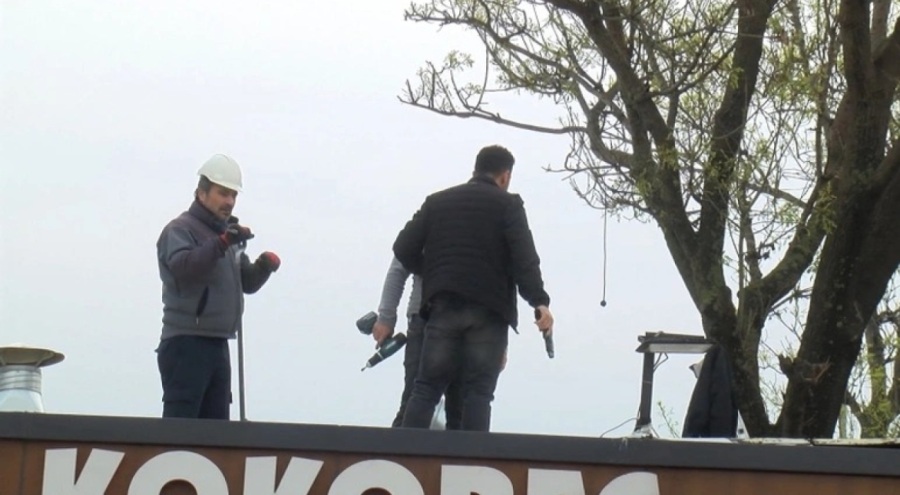 İstanbul Üsküdar Salacak Sahili'nde yıkım sırasında bir kişi zabıtaya silah çekti