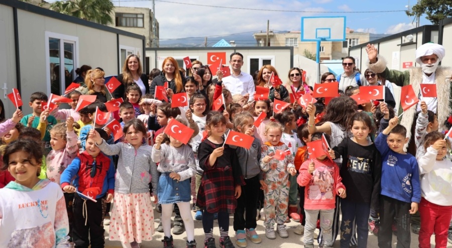 Uludağ Elektrik 23 Nisan öncesi hediye kitleriyle Hatay'da