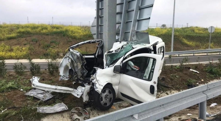 Otomobil direğe çarptı: Anne ve oğlu hayatını kaybetti, baba ağır yaralandı