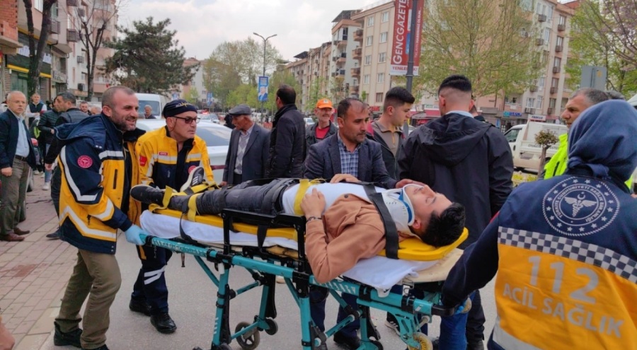 Bursa'da otomobil park halindeki araçlara çarptı; vatandaşlar alışverişi bırakıp seyrettiler