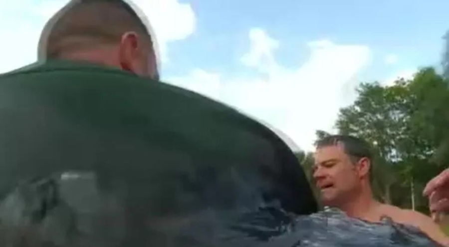 ABD'de gölete düşen araçtan son anda kurtuldu