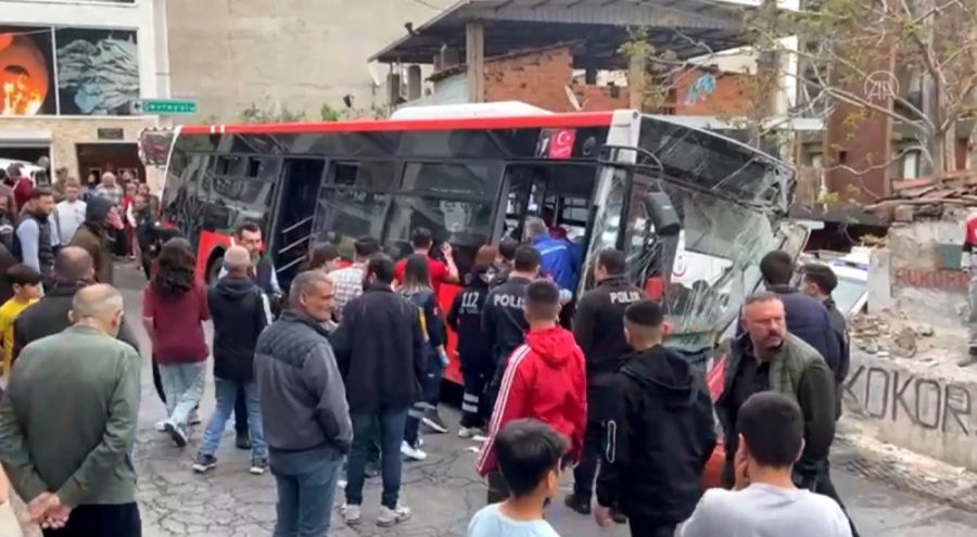 İzmir'de belediye otobüsü duvara çarptı: 10 kişi yaralandı