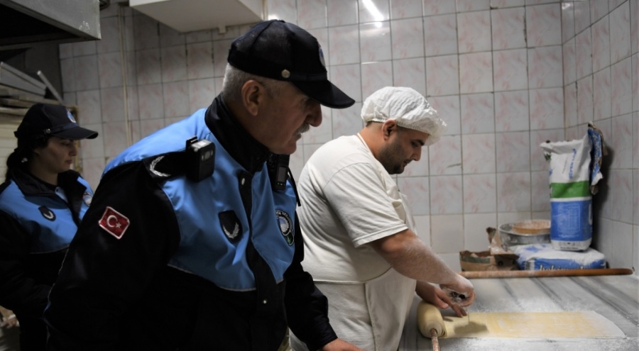 Bursa'da zabıta ekipleri tatlı imalathanelerini denetledi