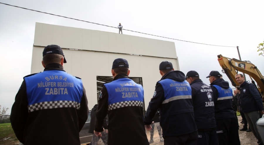 Bursa'da kaçak yapıyı yıktırmamak için canını hiçe saydı