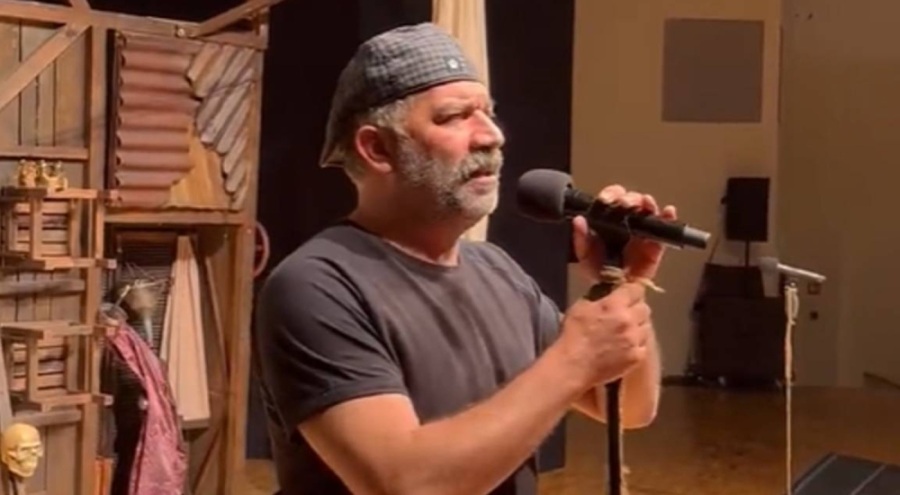 Şevket Çoruh'tan Serdar Akinan'a sahneden destek: Gazetecilik suç değildir