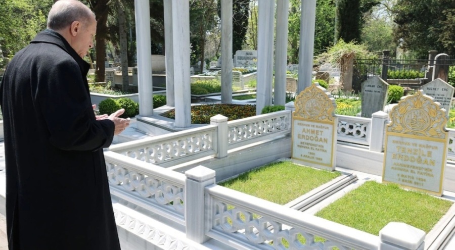 Erdoğan anne ve babasının kabrini ziyaret etti