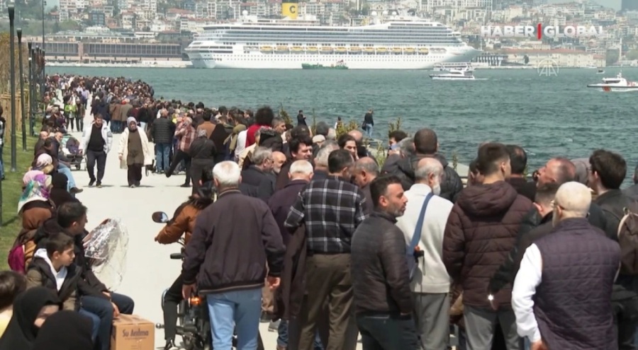 TCG Anadolu için vatandaşlar kuyruk oluşturdu