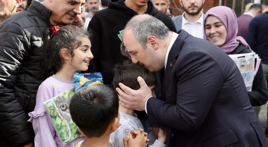 Bakan Varank, Bursa'da misafir edilen depremzedeleri ziyaret etti