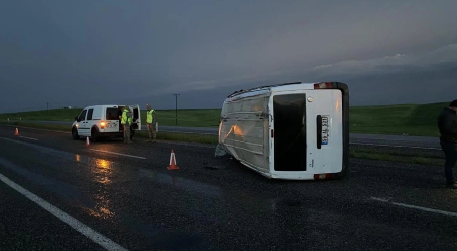 Diyarbakır'da yolcu minibüsü devrildi: 1'i ağır 9 yaralı
