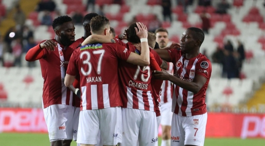 Trabzonspor, Sivasspor deplasmanında 4 golle yenildi