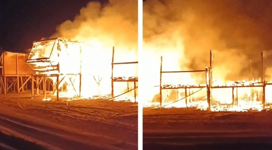 Antalya'da denize sıfır konumdaki çardaklar, cayır cayır yandı