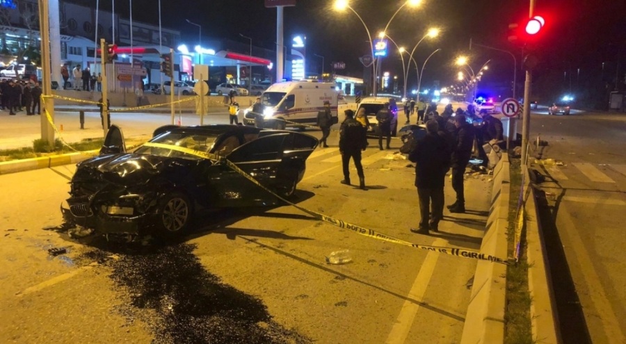 İki otomobil birbirine girdi: 2'si ağır 6 yaralı